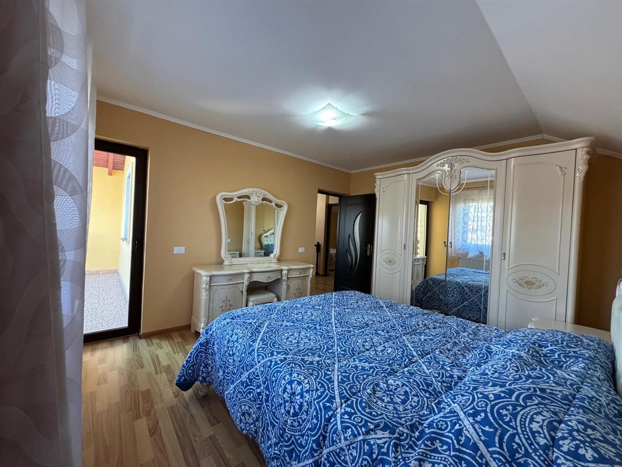 Rezidenta distincta, design arhitectural rafinat, priveliste minunata in Corunca - Poză 9