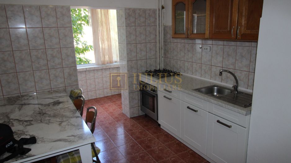 La 5 minute de Spitalul judetean, 3 camere,  centrala proprie - Poză 1