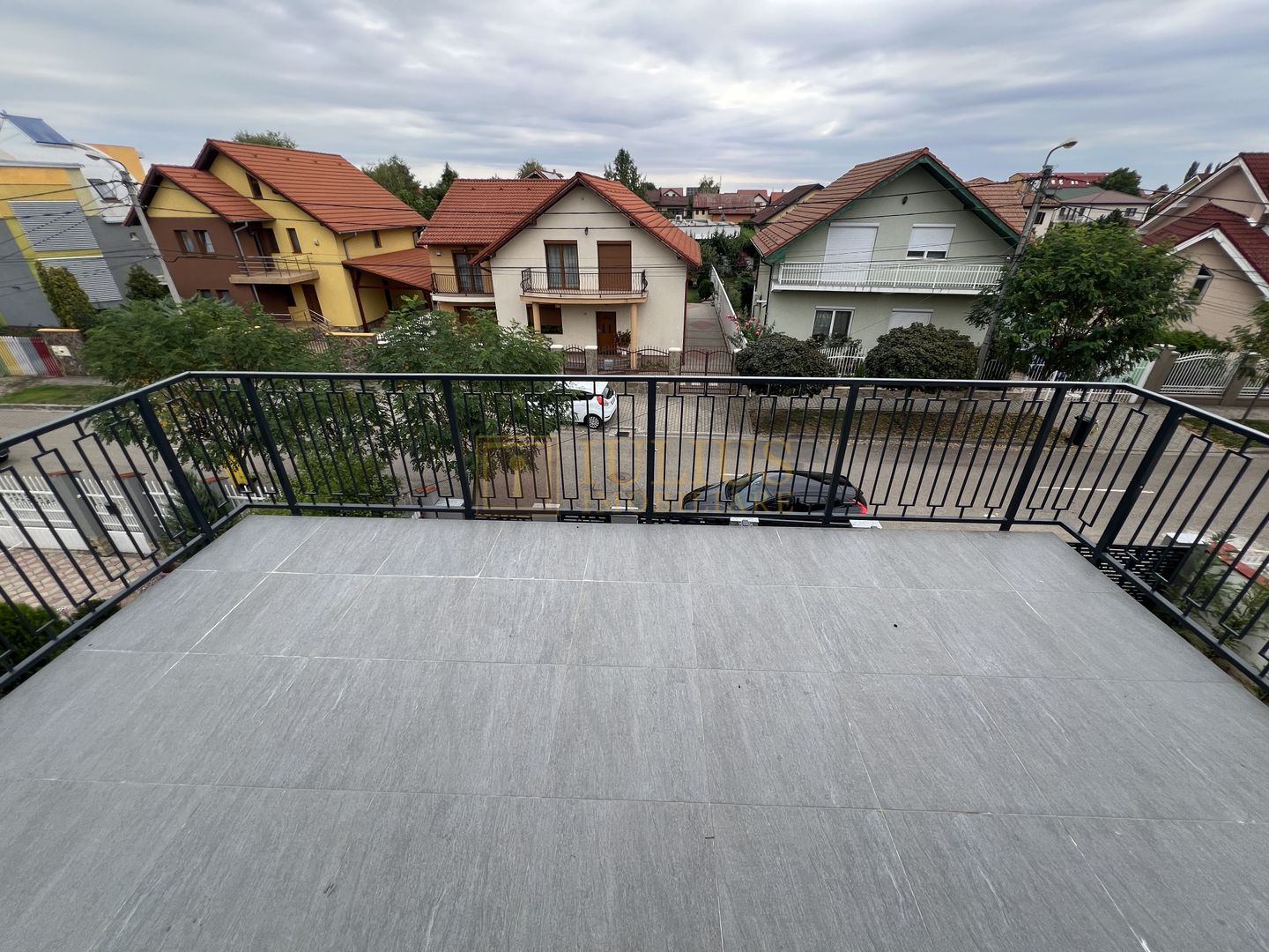 Casa zona Lunei, 5 camere + 3 bai, centrala proprie, rezidential sau birouri ! - Poză 3