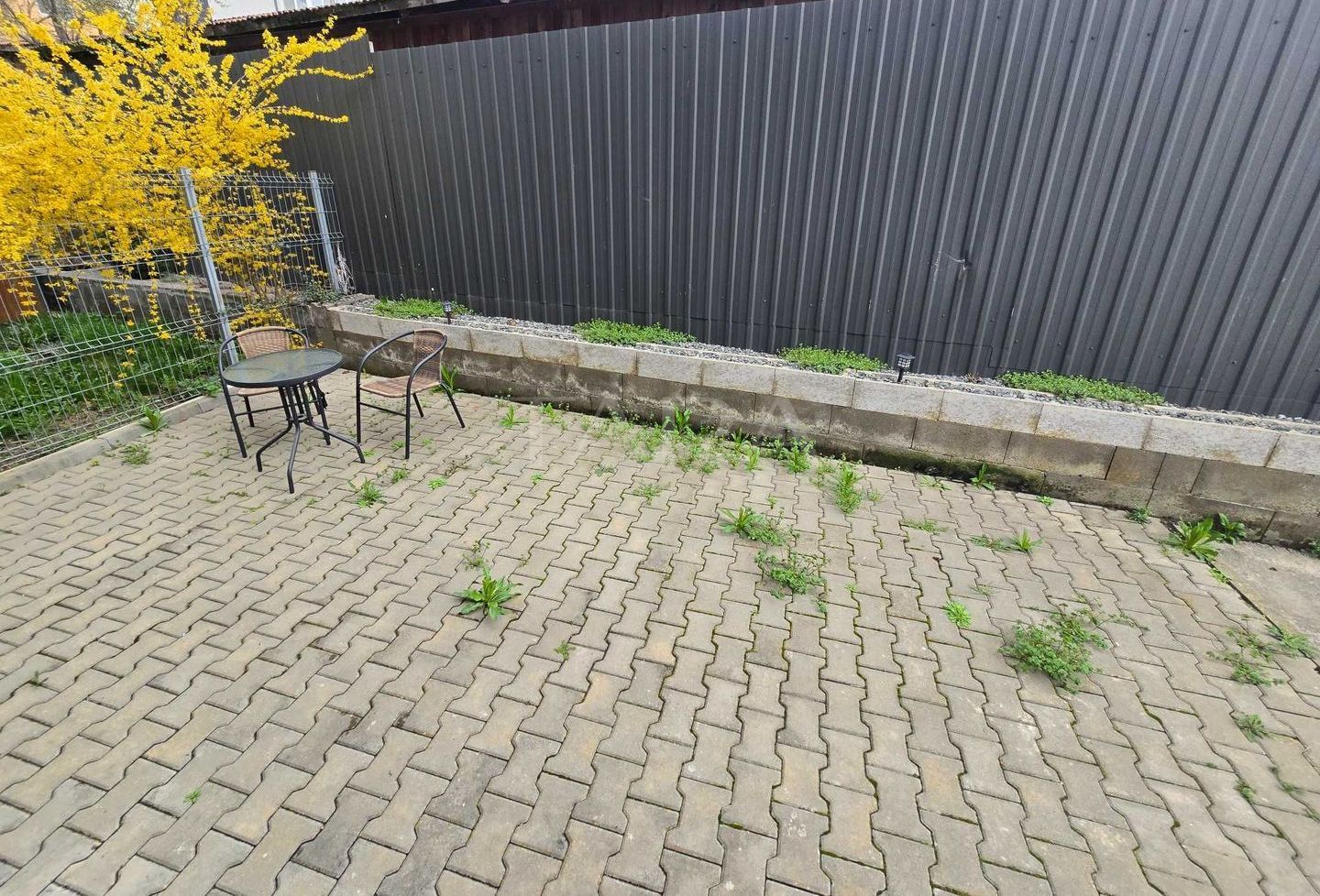 Apartament cu 3 camere si gradina, zona centrala. - Poză 1