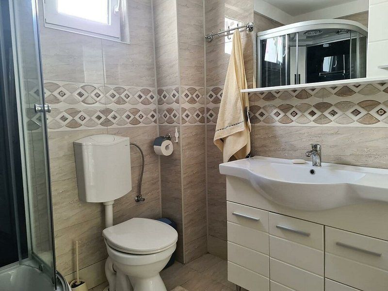 De inchiriat - casa P+1E+M - zona Port, langa liceul de Marina - Poză 9