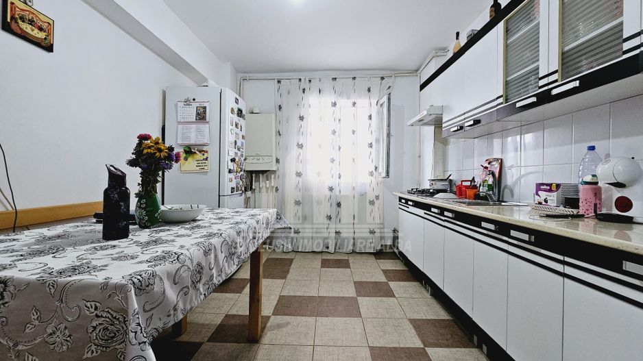 Apartament cu 3 camere decomandate, Cetate - Poză 1