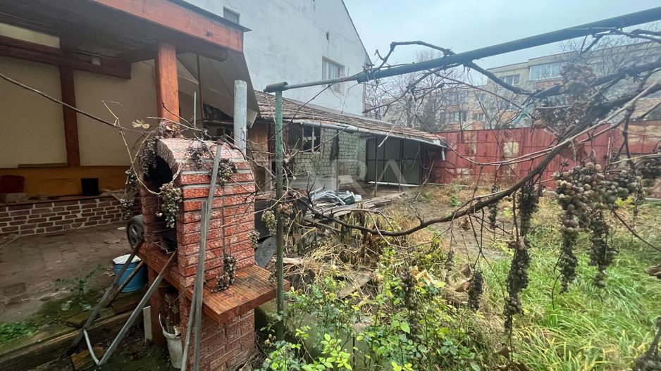 Casă cu două apartamente și teren generos în zona Iulius Mall. - Poză 8