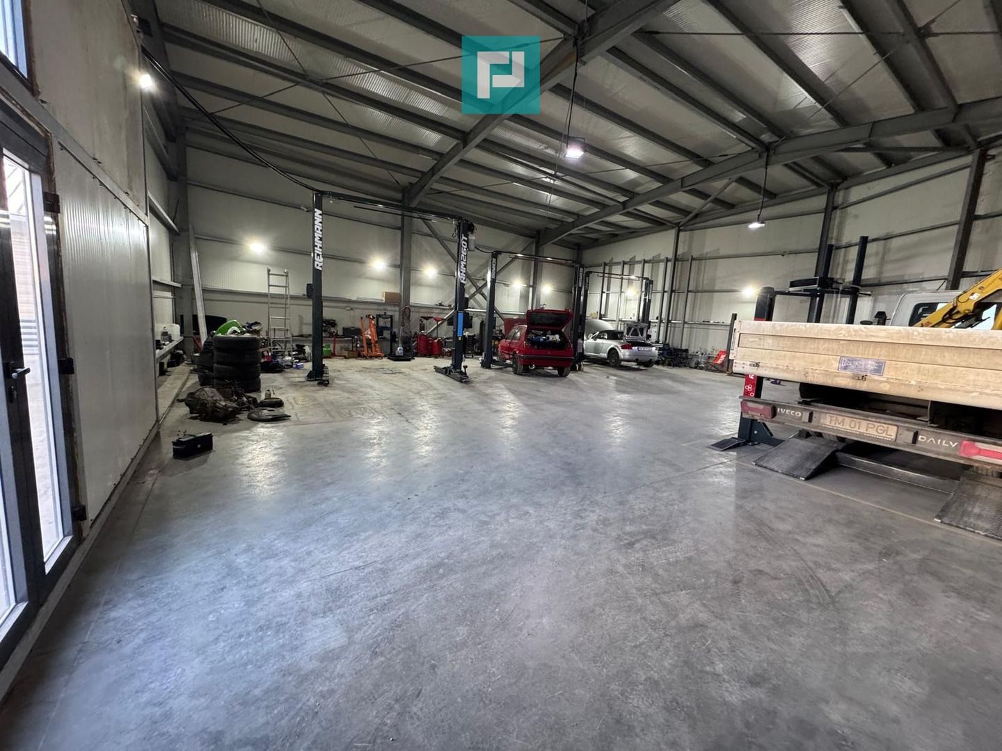 Spațiu industrial cu 6 camere de vânzare în Utvin - Poză 5