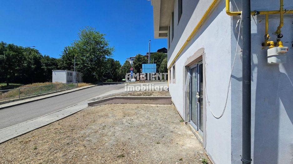 DE INCHIRIAT - Spatiu comercial la DEMISOL, suprafața 94 mp, zona CARTIER. - Poză 2