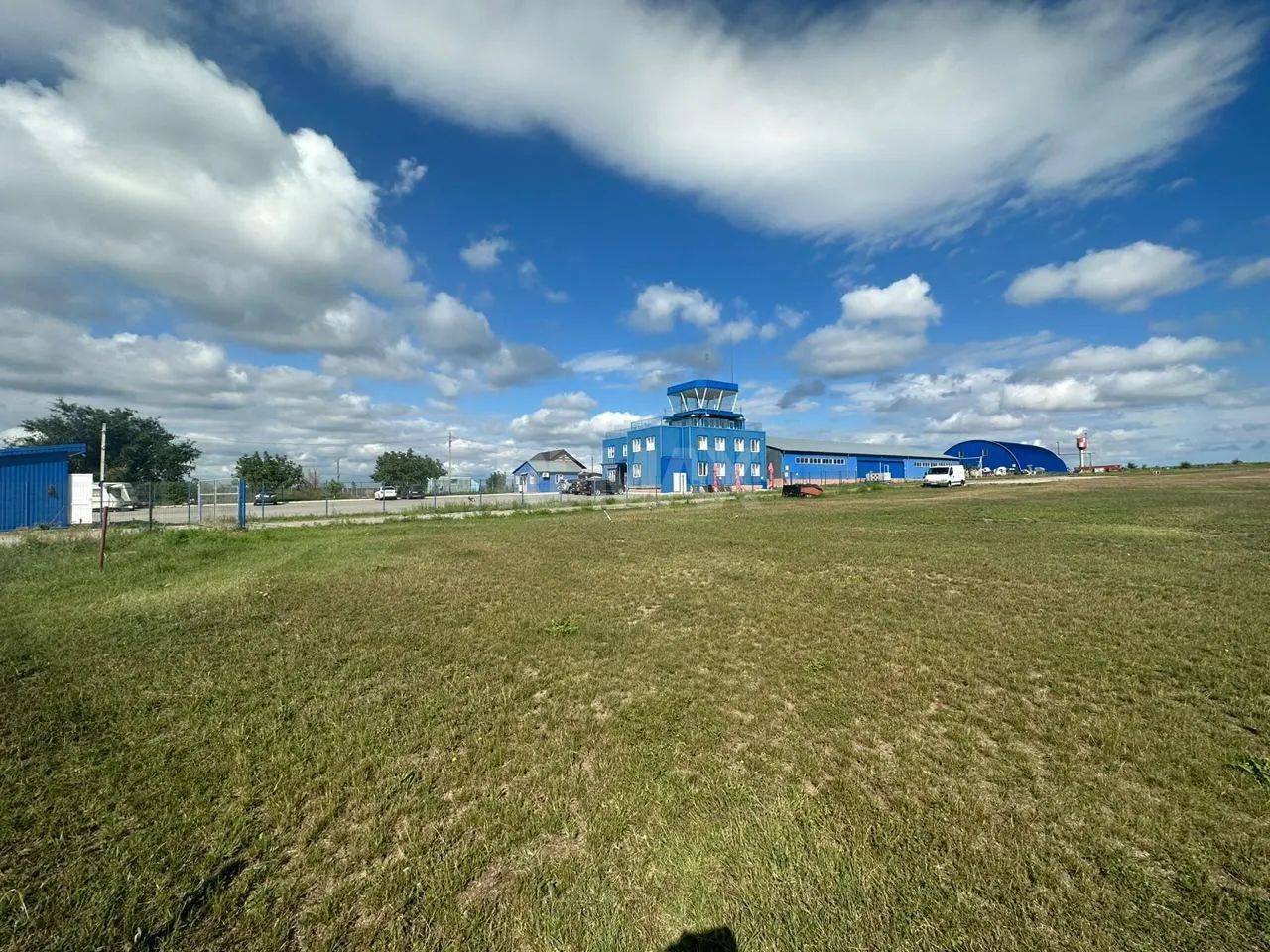 Aerodromul Horesti 24 ha teren + 1400 m2 hangare și 550 m2 cladire administrativa - Poză 2