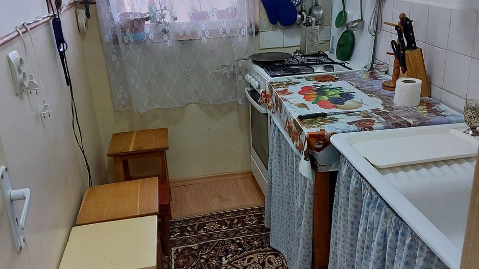 Garsonieră 27 mp cu balcon -bloc 3 etaje-mobilată utilată-bloc an 1980 - Poză 4