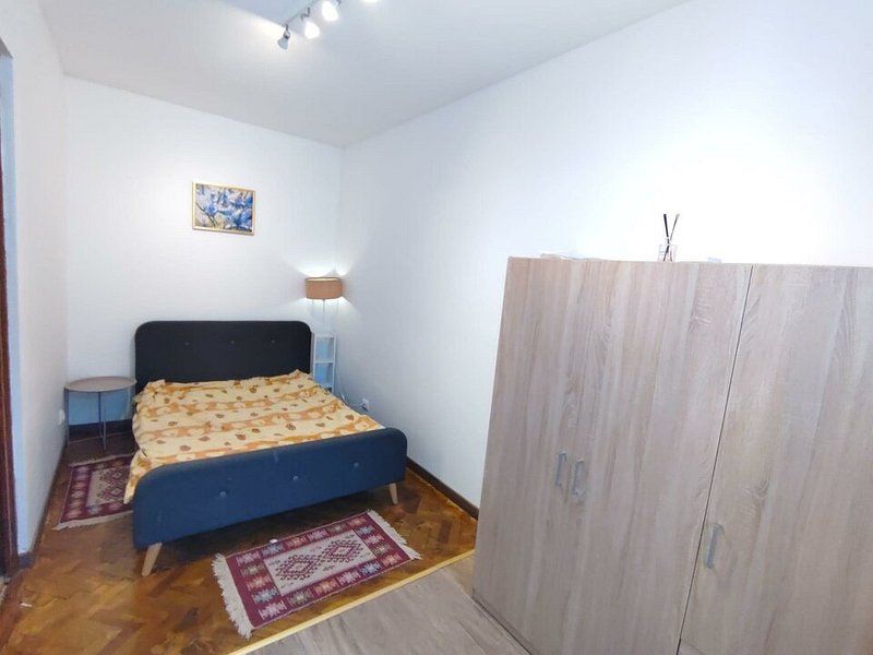 Casa cu doua camere, mobilata si utilata, zona centrala - Poză 12