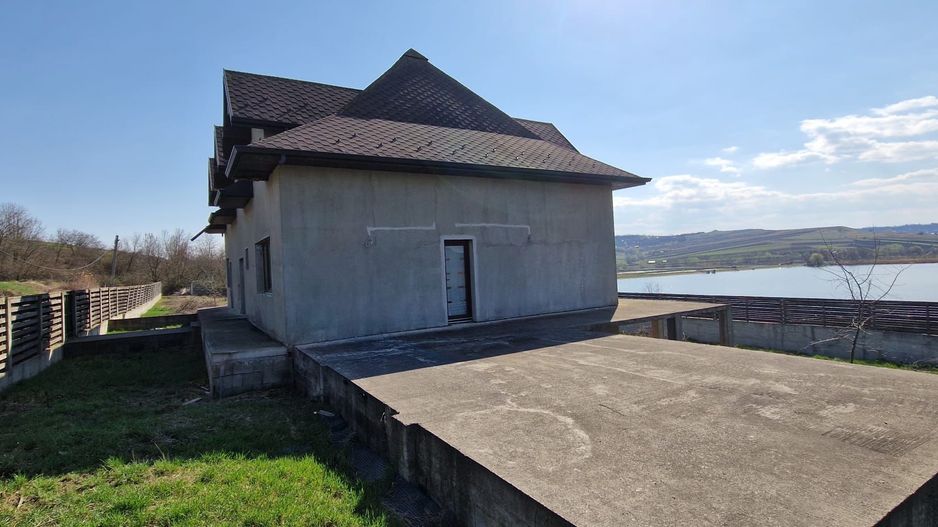 Vand vila la rosu cu teren 2700mp - Poză 3