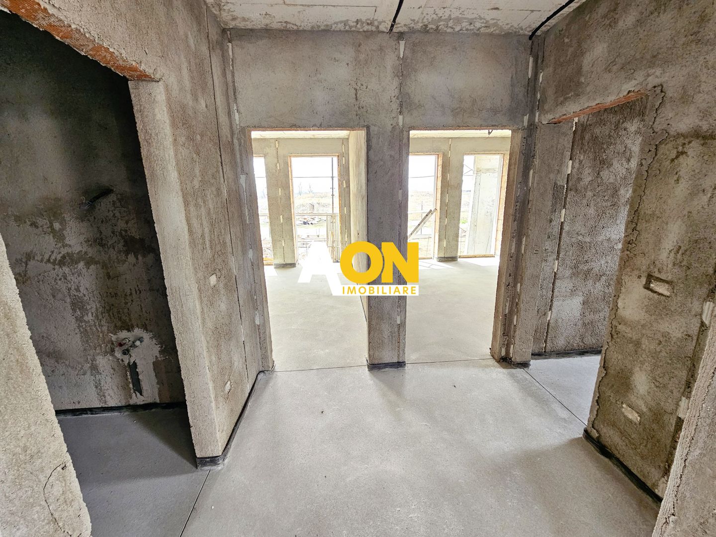 Apartament cu 3 camere, 2 bai, curte proprie, parcare si boxa 40 mp - Poză 6