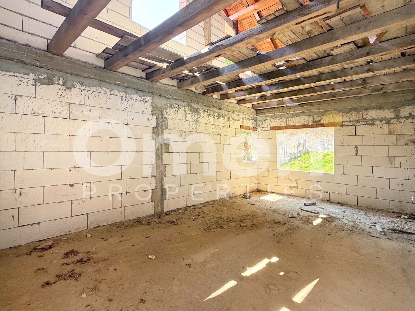 Casa la rosu de 304 mp utili, in Baita,Maramure-colț de rai într-o zonă retrasă - Poză 5