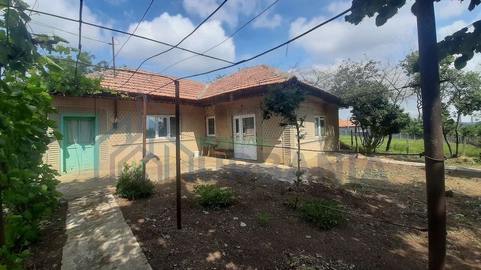 Vând casa cu 5camere în sat cîrja vaslui, teren 1900mp, apa trasa,curent, casa trebuie renovată, - Poză 2