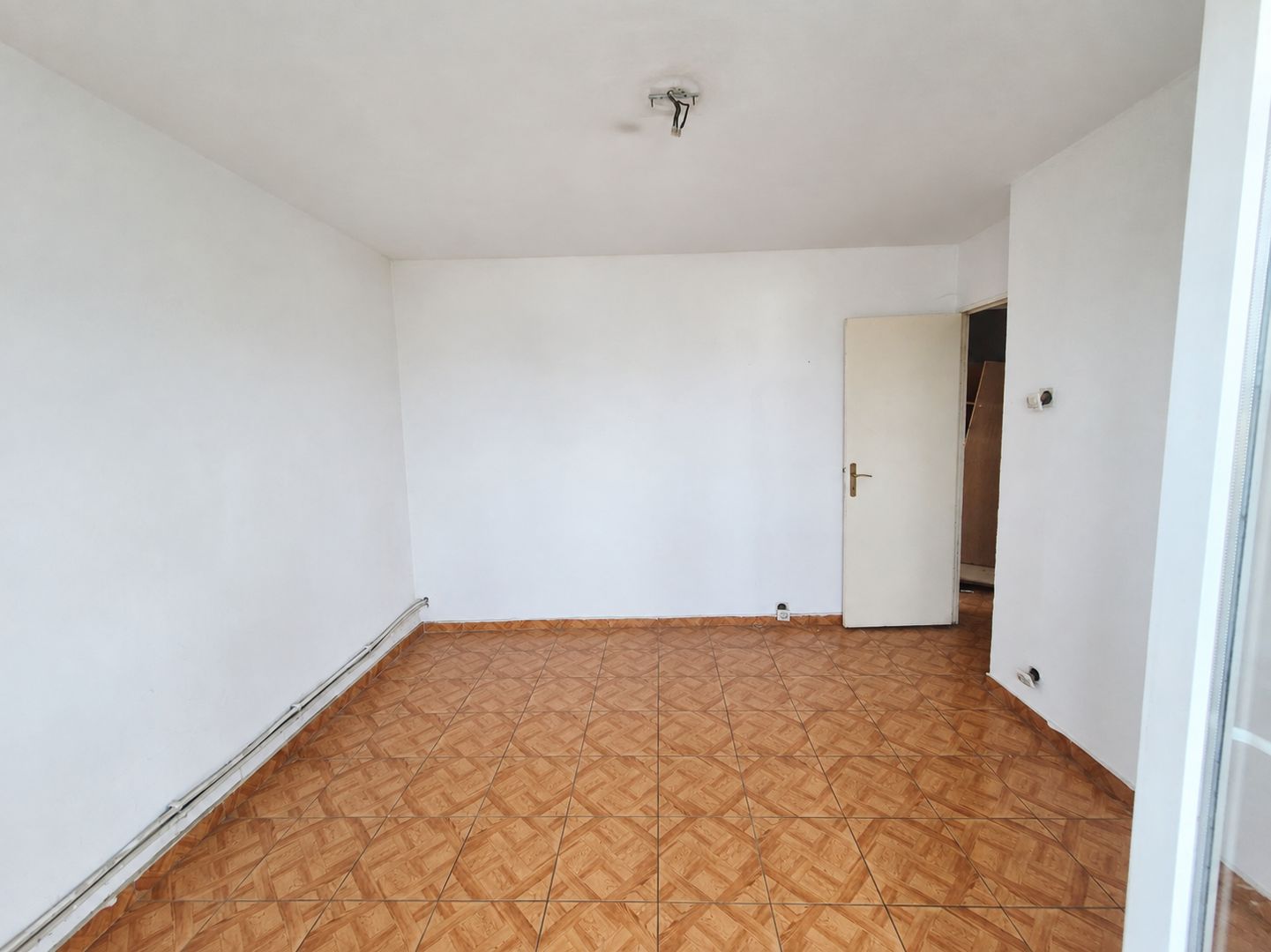 Apartament de vânzare 3 camere decomandat Voluntari - Poză 1