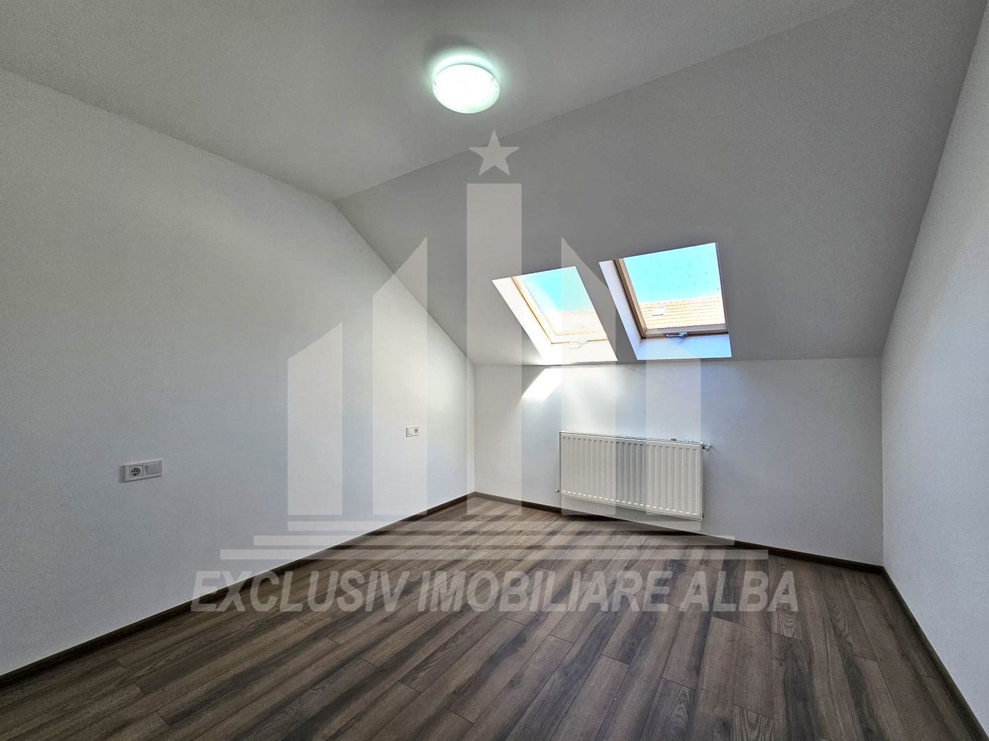 Apartament cu 4 camere si scara interioara de vanzare, Lipoveni - Poză 5