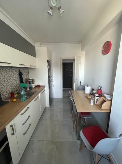 vand  apartament  2 camere utilat si mobilat - Poză 9