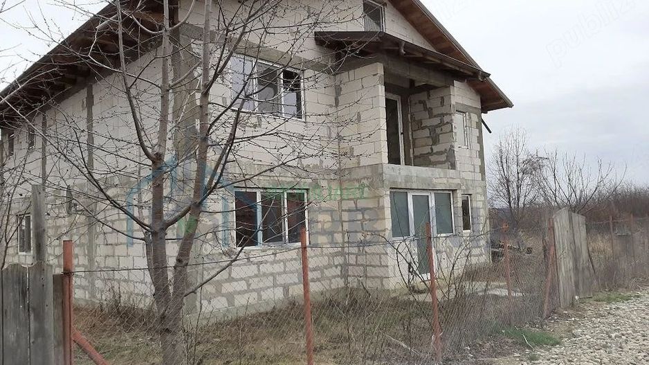 Casă de vânzare, Lunca Cetățuii, 220 mp, teren 500 mp, utilități la poartă, la roșu cu ferestre, 80.000 euro - Poză 1