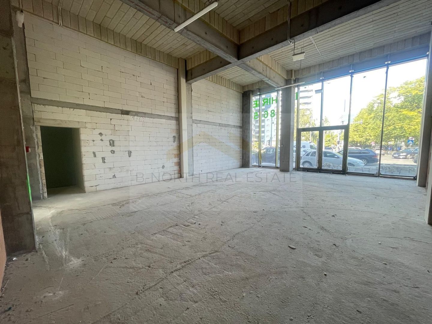 Spre Inchiriere : Spatiul Comercial /Showroom - Poză 3