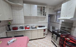 DE VANZARE APARTAMENT 4 CAMERE ZONA CENTRALA - Poză 3