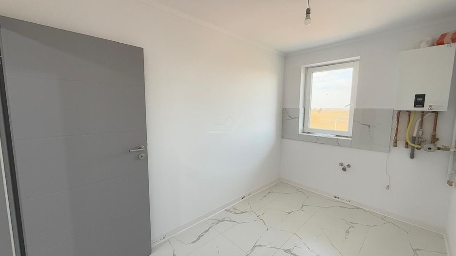 Etaj 1. 3 camere. Decomandat. Loc de parcare. - Poză 4
