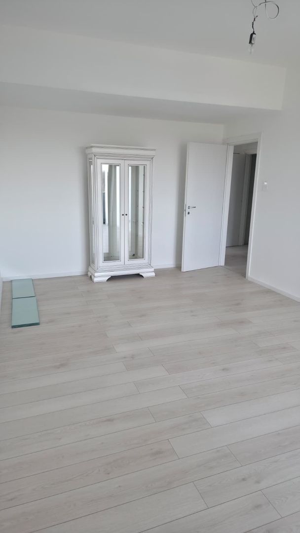 Apartament 3 camere și loc de parcare - Poză 4