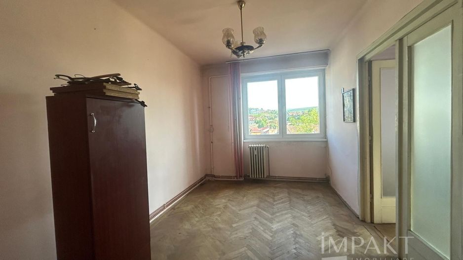 Apartament spatios, cu 4 camere in zona centrala - Poză 6
