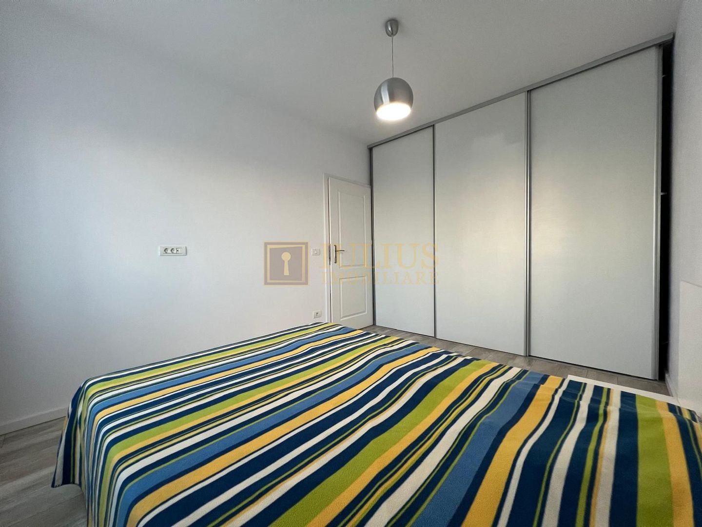 Parter inalt, loc de parcare subteran, mobilat modern, zona Soarelui - Poză 10