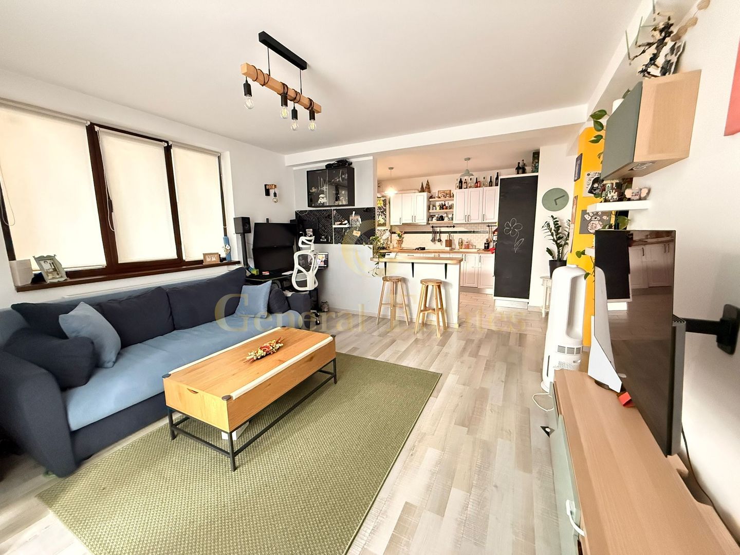 Apartament nou, luminos, cu curte proprie și parcare inclusă - Poză 1