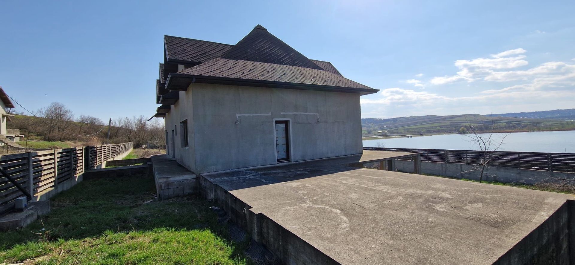 Vand vila la rosu cu teren 2700mp - Poză 3