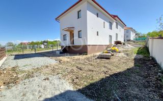 Casa tip duplex, la alb - Sura Mica - COMISION 0 - Poză 3