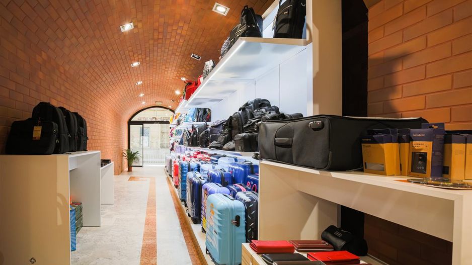 Sub mantia arhitecturala istorica a Cetatii Timisoarei, Spatiu comercial - Poză 18