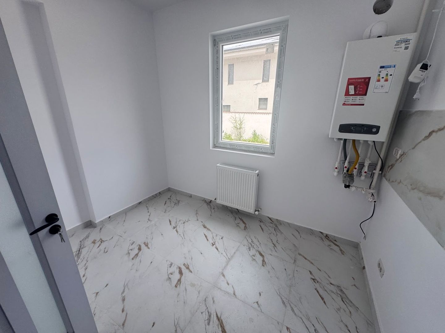 AP. 2 CAMERE- PARCARE INCLUSA, CENTRALA PROPRIE, BLOC NOU - Poză 5