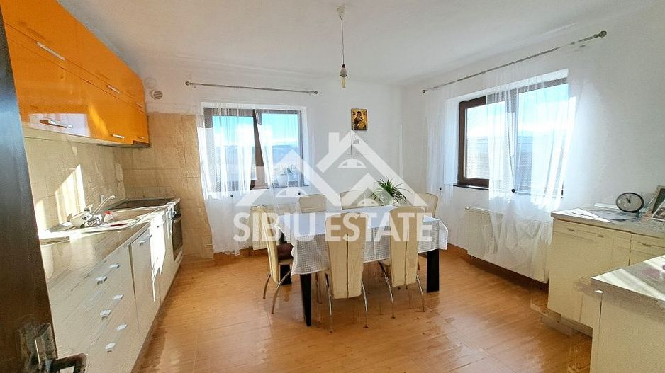 Casa Sibiu cu pivnita si garaj, curte mare - Poză 17