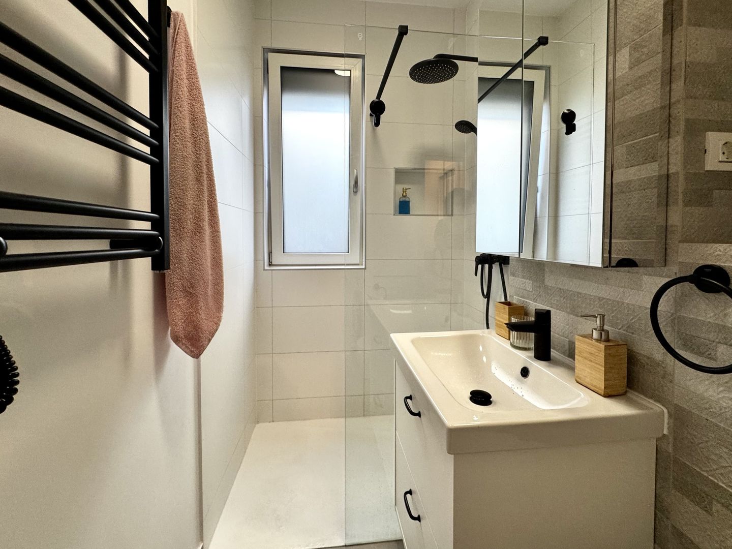 Apartament cu 2 camere, la prima închiriere, primitor si elegant - Poză 17