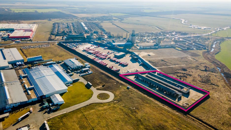 Platformă betonată lângă Autostrada. - Poză 2