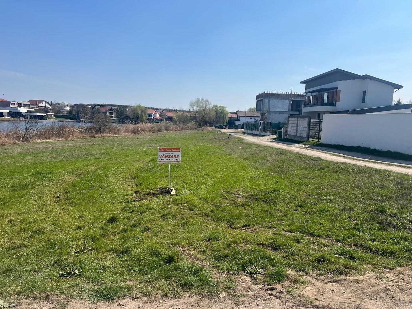 Teren edificabil 1.000 mp | Vedere la lac | Utilități - Poză 1