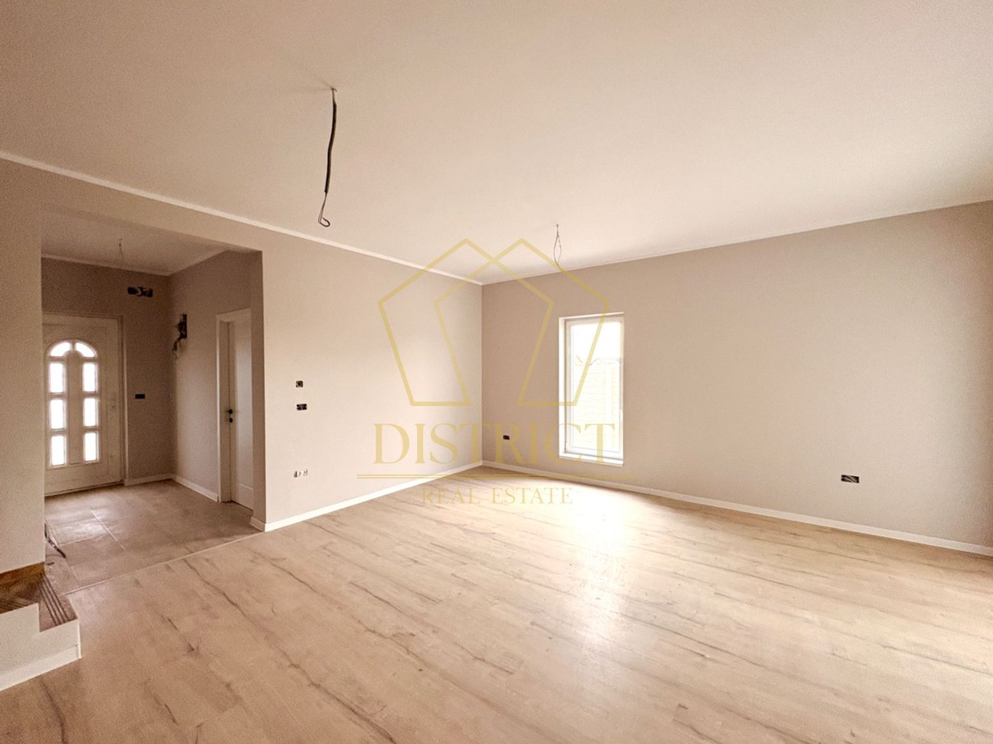 Duplex cu 4 camere, despărțit prin camera tehnica | Mosnita Veche - Poză 3