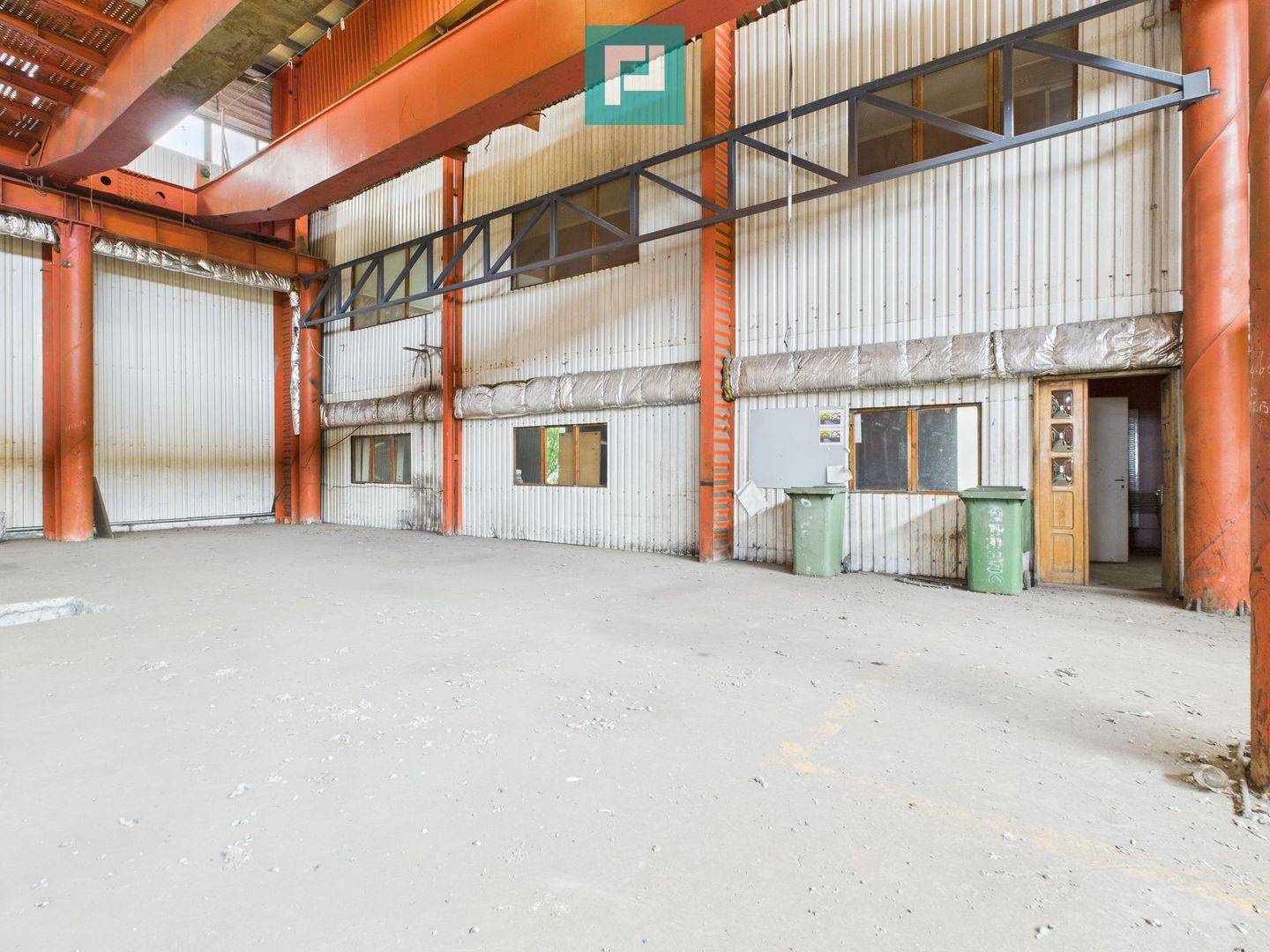 Hală industrială cu pod rulant și parcare betonată - Poză 7