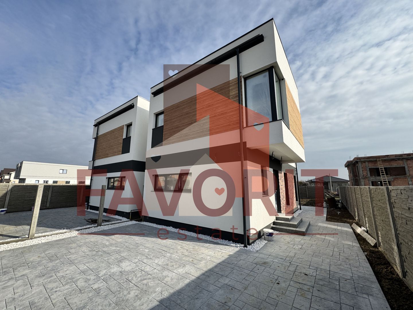 Duplex in Mosnita. Despartit prin anexa. La asfalt. - Poză 2