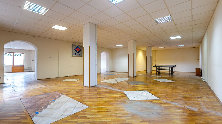 Imobil spațiu comercial și 11 apartamente - Poză 2