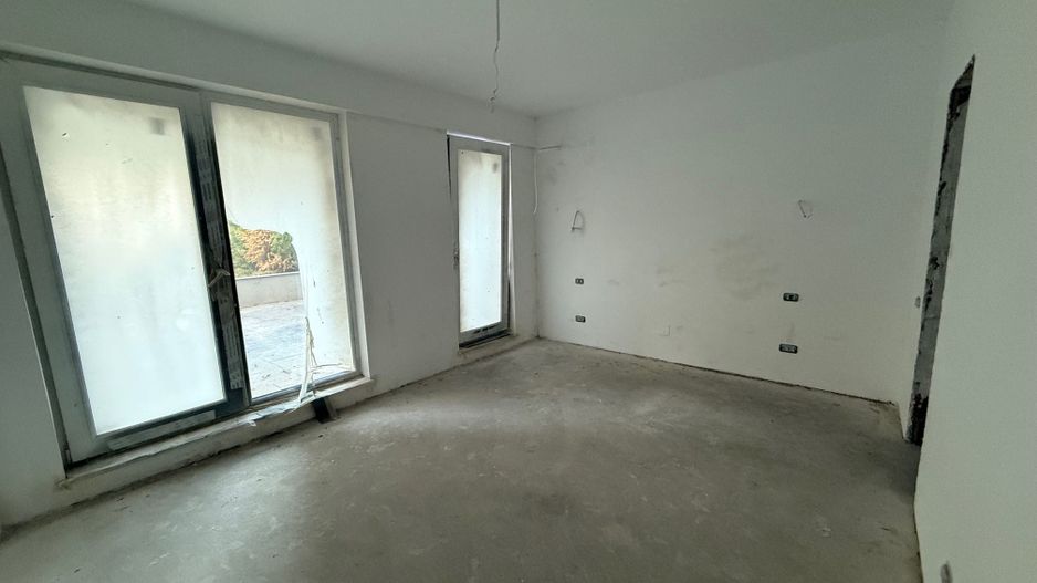 Apartament 4 Camere de Vanzare - Poză 1