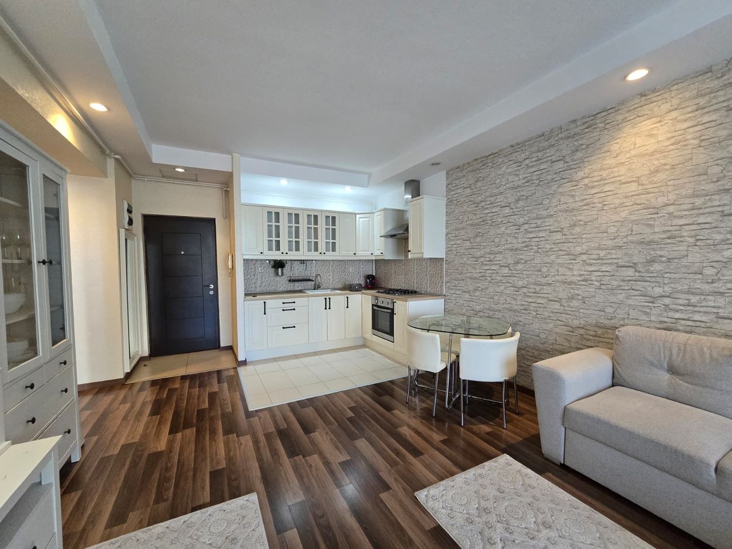 COSMOPOLIS - Apartament cu 2 camere, mobilat si utilat. - Poză 3