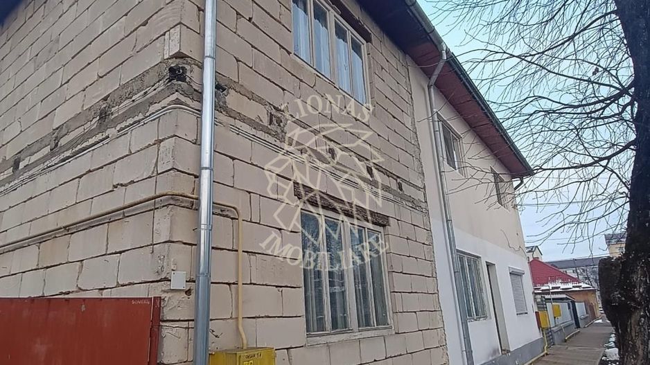 OPORTUNITATE INVESTITIE! Casa cu 2 apartamente- Zona Eroilor - Poză 1