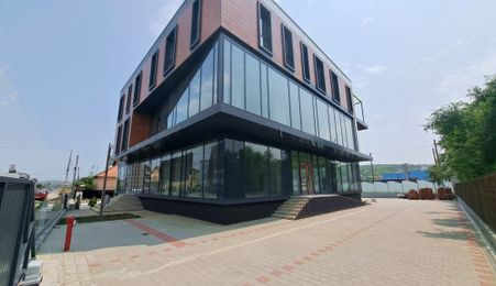 Cladire comerciala situata la drum intens circulat, 1365 mp utili + 20 parcari