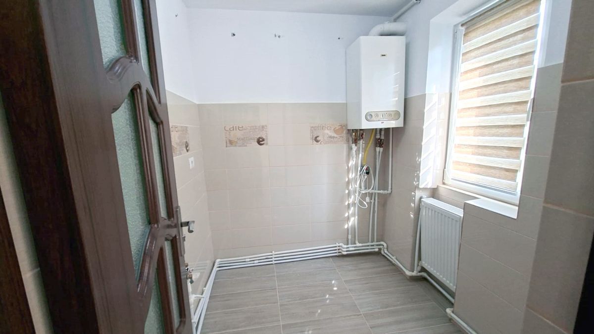 Apartament cu 2 camere, complet renovat, în zonă centrală din Tecuci - Poză 8