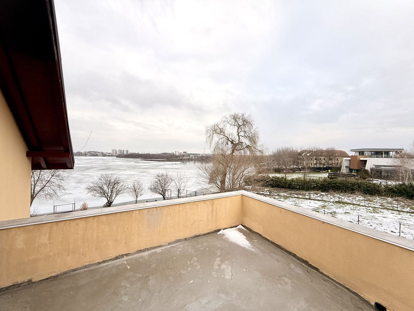 Doua etaje in vila pe malul lacului Grivita birouri rezidential - Poză 16