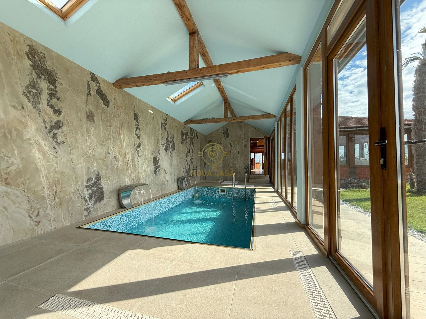 Vila de vanzare in APA-NORD  cu 2 Piscine/Zona de Relaxare/Acces lac - Poză 22