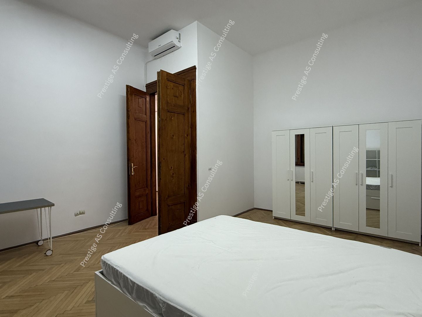 Apartament Patrimonial 150 mp | Balcon cu vedere directa spre Piata Victoriei - Poză 11