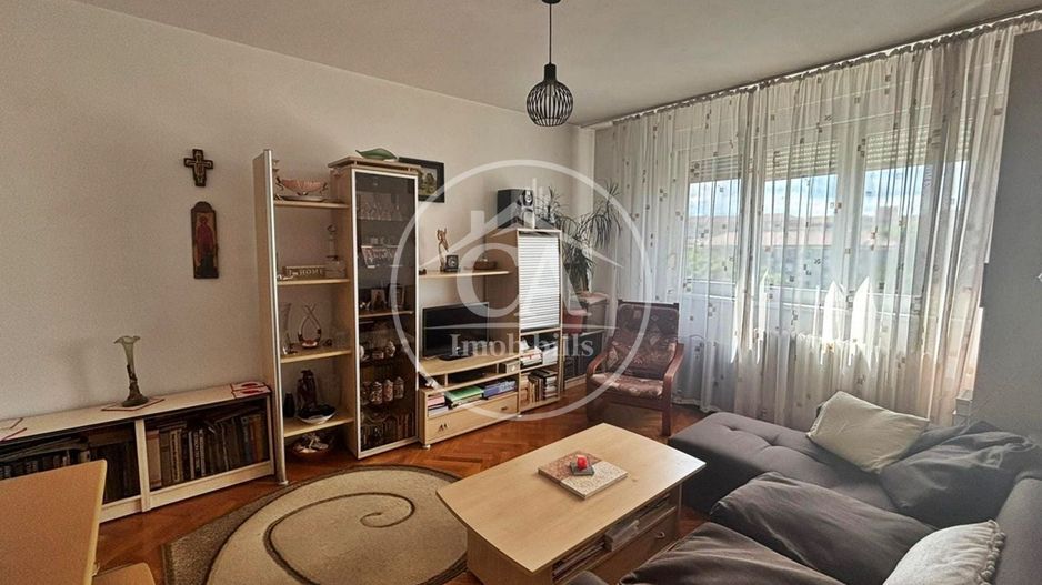 Apartament de vanzare cu 3 camere in zona Dacia Oradea - Poză 1