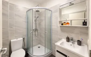 Mobilat si utilat complet. 2 bai. Asfalt. Disponibil imediat. - Poză 11