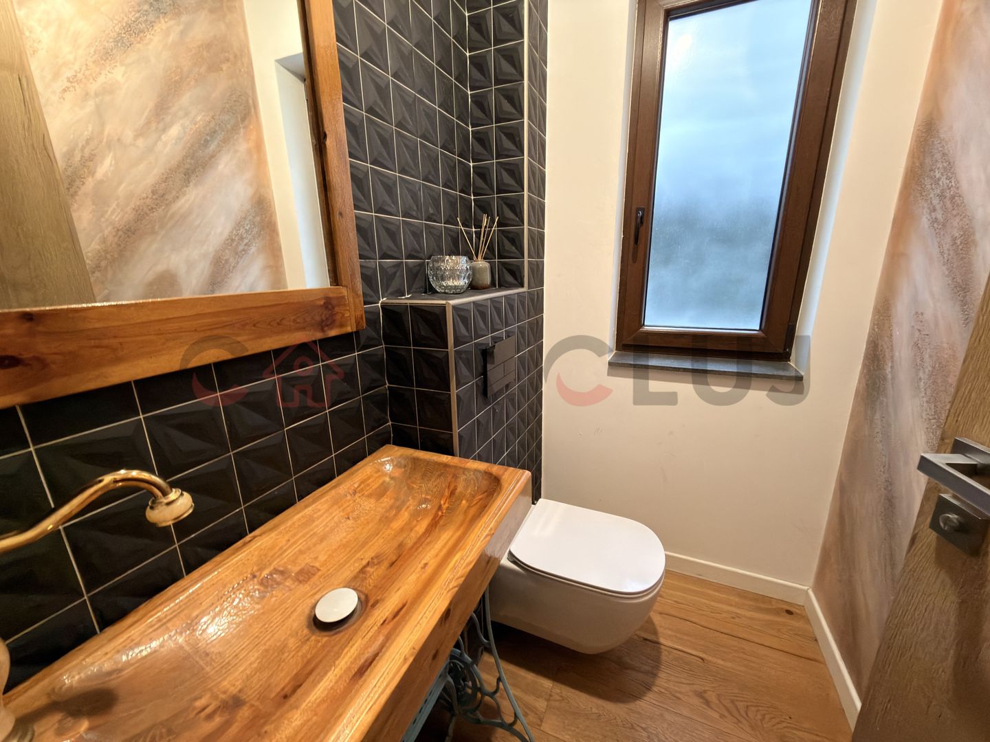 Apartament tip penthouse cu terasa si acces la curte - Poză 7